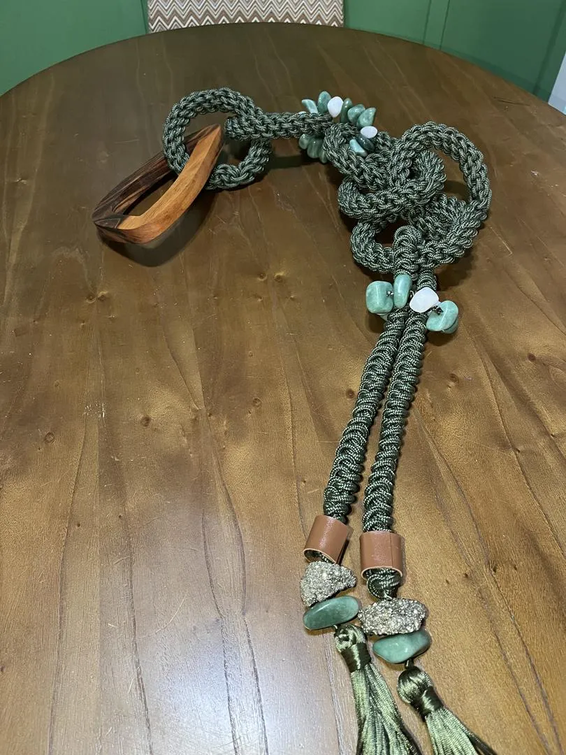 Colar amuleto em Macrame